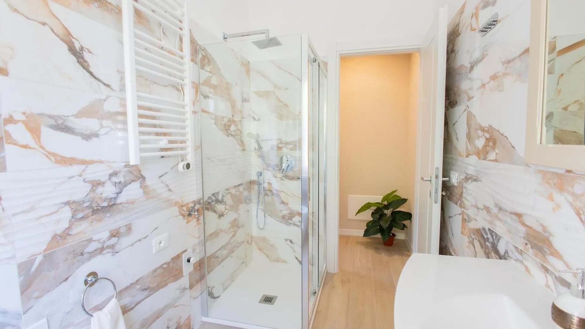 Via Firenze Apartments - Aeroporto Ciampino 0*,  Italy