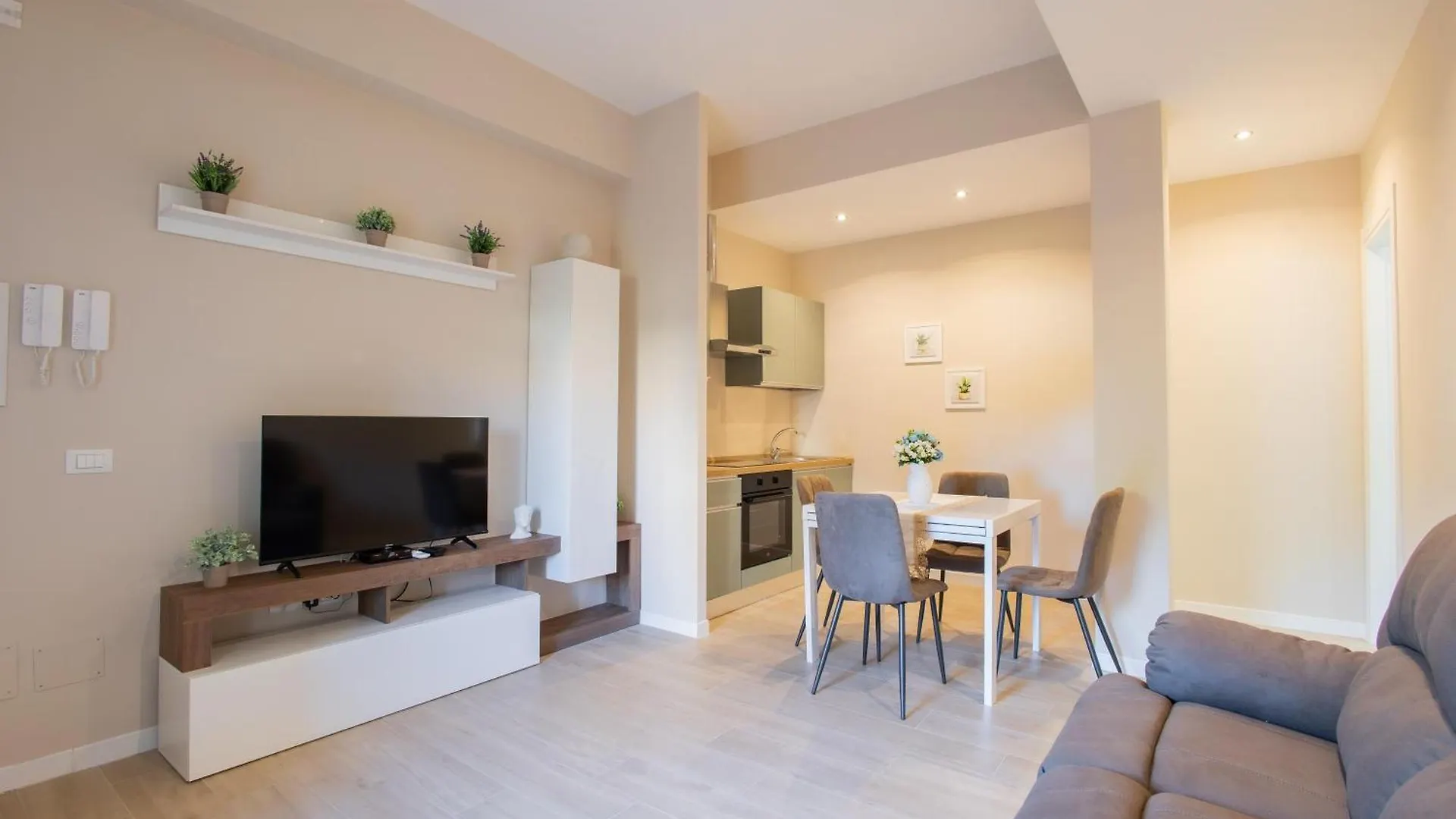 Via Firenze Apartments - Aeroporto Ciampino 0*,  Italy